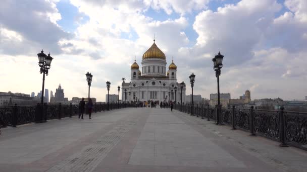 Moscú Puente Patriarcal Catedral Cristo Salvador Gente Camina Sobre Puente — Vídeo de stock