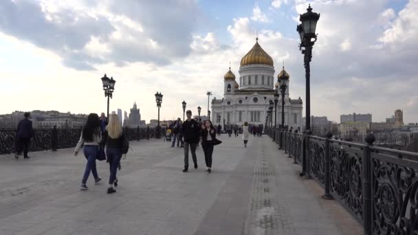 Moskova Ataerkil Köprü Kurtarıcı Nın Katedrali Insanlar Köprüde Yürüyor Rusya — Stok video