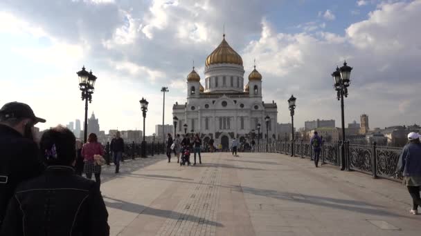 Moskau Patriarchalbrücke Christ Erlöser Kathedrale Menschen Gehen Auf Der Brücke — Stockvideo