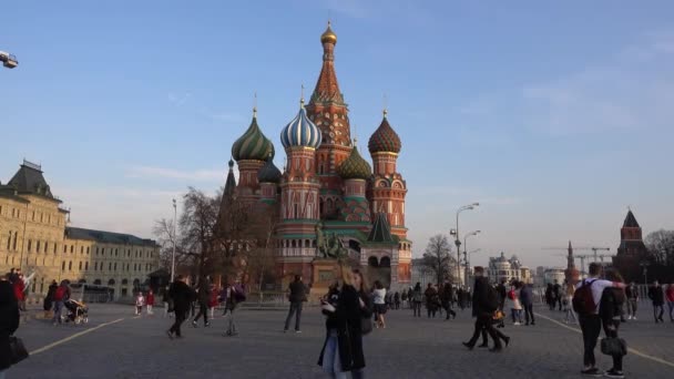Moscú Plaza Roja Catedral Basilio Bendito Gente Camina Por Plaza — Vídeo de stock