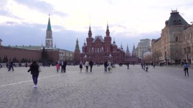 Kızıl Meydan, soldaki Eyalet Tarih Müzesi sağdaki GUM Ana Evrensel Mağazası, yürüyen insanlar. Rusya, Moskova Nisan 2019