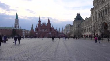 Kızıl Meydan, soldaki Eyalet Tarih Müzesi sağdaki GUM Ana Evrensel Mağazası, yürüyen insanlar. Rusya, Moskova Nisan 2019