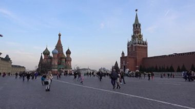 Moskova, Kızıl Meydan, Kutsanmış Vasily Katedrali, Kremlin 'in Spasskaya Kulesi, insanlar meydanda yürüyor. Rusya, Moskova Nisan 2019