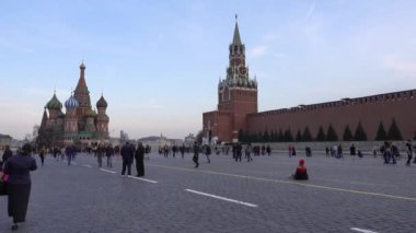 Moskova, Kızıl Meydan, Kutsanmış Vasily Katedrali, Kremlin 'in Spasskaya Kulesi, insanlar meydanda yürüyor. Rusya, Moskova Nisan 2019