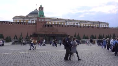 Moskova, kırmızı meydan, Kremlin duvarı, Lenin mozolesi, insanlar meydanda yürüyor. Rusya, Moskova Nisan 2019