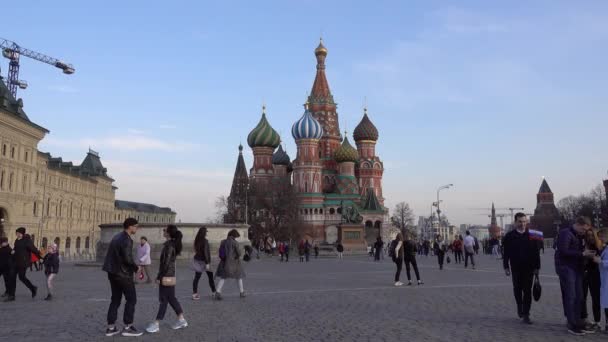 Moskva Rudé Náměstí Katedrála Vasilije Blahoslaveného Lidé Chodí Náměstí Rusko — Stock video