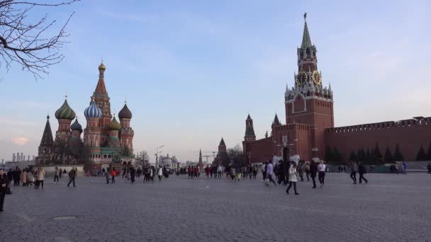 Moscou Quadrado Vermelho Catedral Vasily Abençoado Torre Spasskaya Kremlin Pessoas — Vídeo de Stock