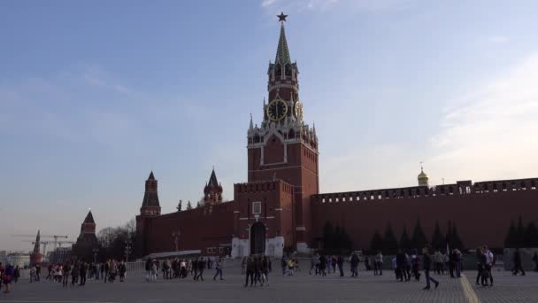 Moscú Plaza Roja Torre Spasskaya Del Kremlin Con Reloj Rusia — Vídeo de stock