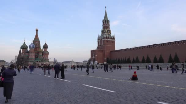 Moskva Rudé Náměstí Katedrála Vasilije Blahoslaveného Spasská Věž Kremlu Lidé — Stock video