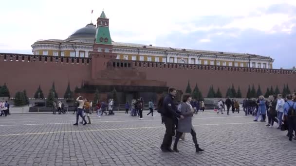 Moskwa Plac Czerwony Mur Kremlowski Mauzoleum Lenina Ludzie Chodzą Placu — Wideo stockowe