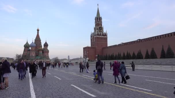 モスクワ 赤の広場 ヴァシーリー大聖堂 クレムリンの祝福 Spasskaya塔 人々は広場を歩く ロシア モスクワ2019年4月 — ストック動画