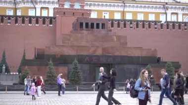 Moskova Kızıl Meydanı, Lenin Mozolesi, yürüyen insanlar. Rusya, Moskova 12.04.18. 