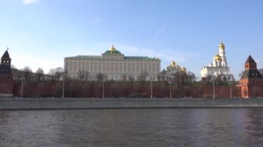 Moskova nehri, Kremlin seti, arabalar, Moskova Kremlin, arkasında Grand Kremlin Sarayı ve Annunciation Katedrali, Archangel Katedrali. Rusya, Moskova Nisan 2019