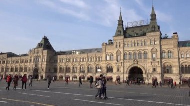 Moskova, Kızıl Meydan, GUM (Ana Evrensel Mağaza), insanlar meydanda yürüyor. Rusya, Moskova Nisan 2019