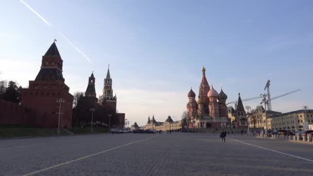 モスクワロシア ヴァシリエフスキーの降下 クレムリンの壁と左側の時計を備えたSpasskaya塔 右側のセント バジル大聖堂 ロシア モスクワ2019年4月 — ストック動画