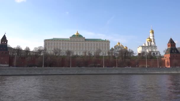 Rio Moscou Aterro Kremlin Carros Kremlin Moscou Atrás Dele Você — Vídeo de Stock