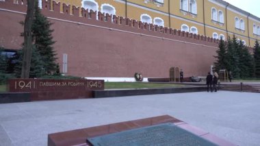 Moskova Kremlin İskender bahçesi, bilinmeyen askerin mezarı, onur muhafızlarının askerleri, sonsuz ateş. Rusya, Moskova Nisan 2018