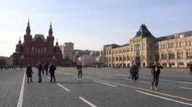 Moskova Kızıl Meydanı, GUM (Ana Evrensel Mağaza), Devlet Tarih Müzesi 'nin sol tarafında, insanlar meydanda yürür. Rusya, Moskova Nisan 2018
