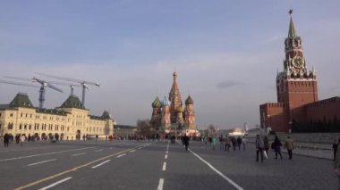 Moskova, Kızıl Meydan, St. Basil Katedrali, Kremlin 'in Spasskaya Kulesi, çevrede insanlar dolaşıyor. Rusya, Moskova Nisan 2018