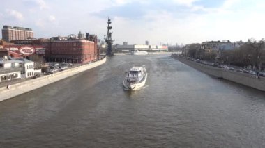 Moskova nehri, Krasny Oktyabr şekerleme markasının sol tarafında, sonra Peter 1 için bir anıt, sonra da sanatçının merkez binası, gemi nehirde yelken açar. Rusya, Moskova Nisan 2018