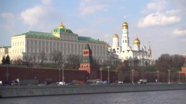 Moskova Kremlin, Moskova nehri, dolgu, Grand Kremlin Sarayı, Annunciation Cathedral, Archangel Katedrali, trafik. Rusya, Moskova Nisan 2018