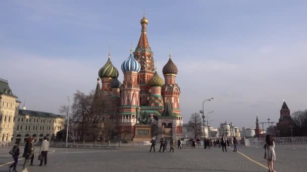 Moskva Rudé Náměstí Katedrála Vasilije Blahoslaveného Lidé Chodí Náměstí Rusko — Stock video