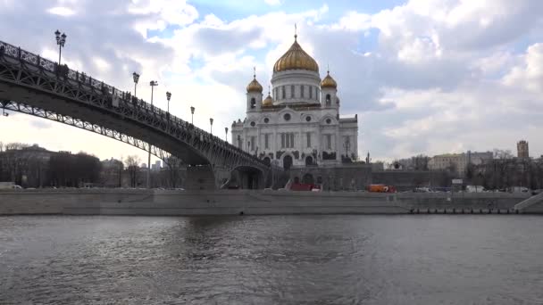 Moszkva Krisztus Megváltó Katedrálisa Moszkva Folyó Patriarshiy Híd Bal Oldalán — Stock videók