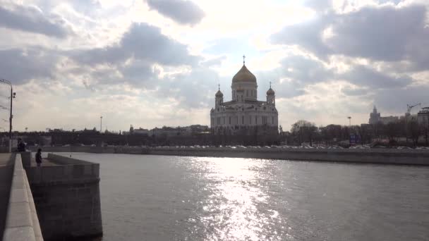Moscú Catedral Cristo Salvador Río Moscú Paseo Marítimo Coches Rusia — Vídeos de Stock