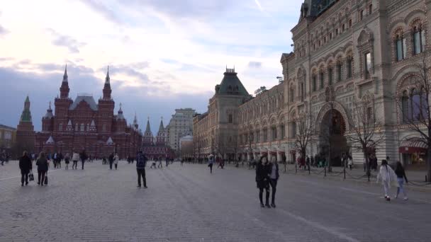 在国家历史博物馆左边的莫斯科红场 人们走在广场上 俄罗斯 莫斯科2018年4月 — 图库视频影像