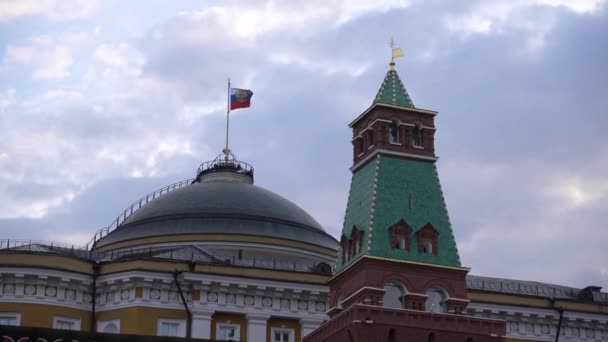 莫斯科红场 参议院塔 参议院宫的穹顶 俄罗斯国旗正在上面发展 俄罗斯 莫斯科2018年4月 — 图库视频影像
