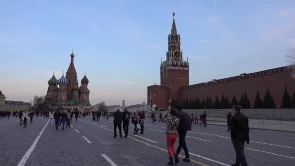 俄罗斯 莫斯科红场 圣罗勒大教堂 正确的Spasskaya塔 克里姆林宫的城墙 步行的人 俄罗斯 莫斯科2018年4月 — 图库视频影像