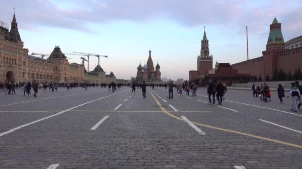 Moszkva Vörös Tér Basil Katedrális Spasskaya Torony Kreml Emberek Sétálnak — Stock videók