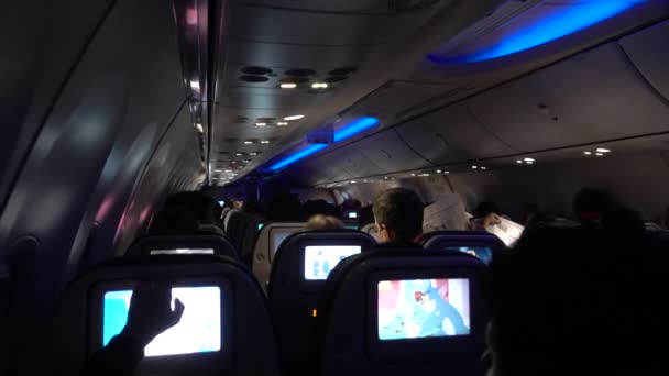 Cabine Avião Passageiros Voo Pessoas Leem Jornal Assistem Filmes Relaxam — Vídeo de Stock