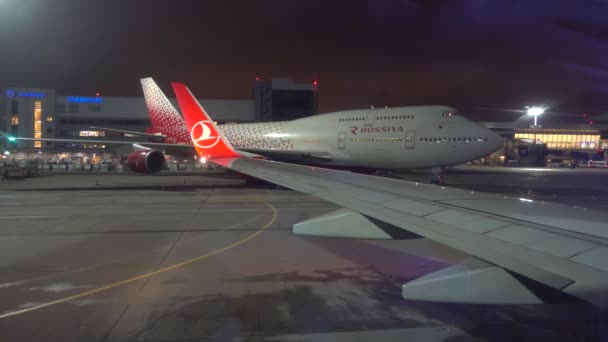 Moszkva Vnukovo Nemzetközi Repülőtér Kilátás Ablakon Turkish Airlines Repülőgép Háttérben — Stock videók