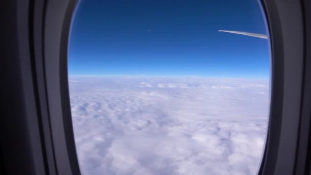 Vleugel Van Een Vliegtuig Dat Boven Wolken Vliegt Het Uitzicht — Stockvideo