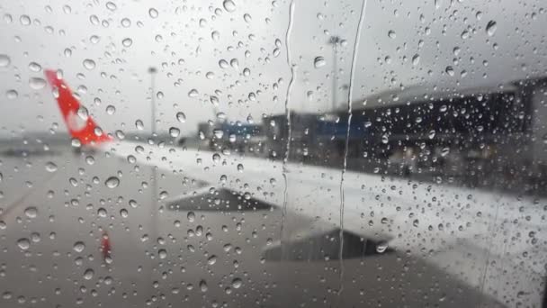 Krople Deszczu Oknie Samolotu Pasażerskiego Widok Kabiny Linie Lotnicze Malido — Wideo stockowe