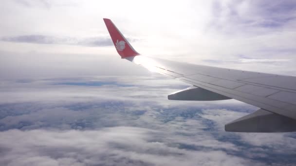 Vleugel Van Een Vliegtuig Dat Boven Wolken Vliegt Het Uitzicht — Stockvideo