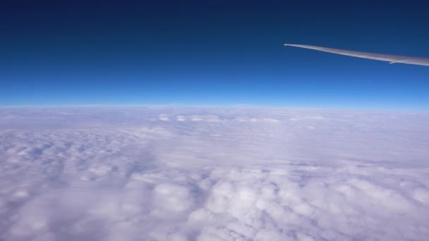 Vleugel Van Een Vliegtuig Dat Boven Wolken Vliegt Het Uitzicht — Stockvideo