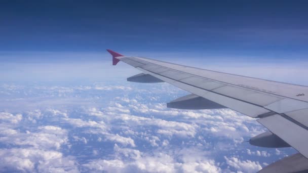 Vleugel Van Een Vliegtuig Dat Boven Wolken Vliegt Het Uitzicht — Stockvideo