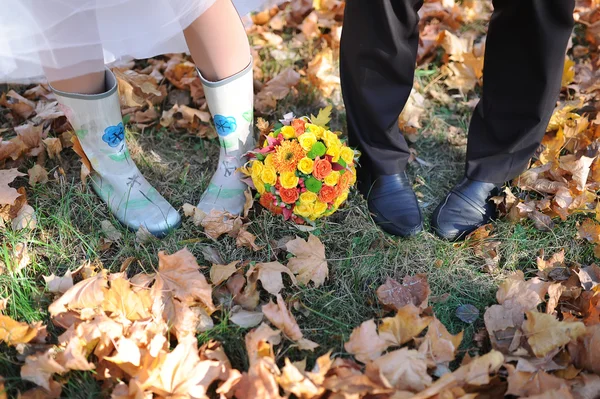 Coppia Piedi Uomo e Donna innamorati Romantico Outdoor con Autunno stagione natura sullo sfondo Moda stile trendy . — Foto Stock