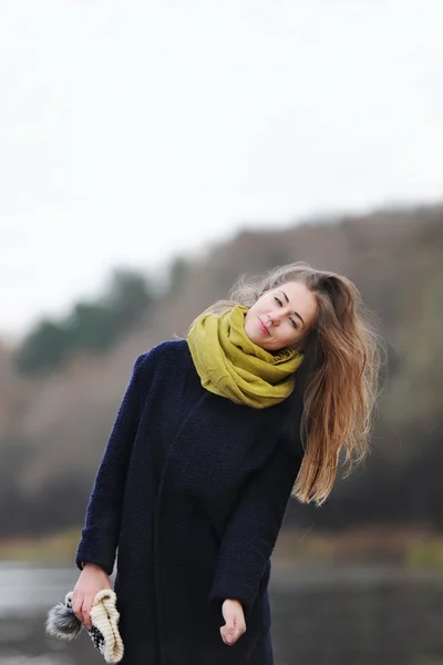 Retrato de una hermosa mujer en el paseo marítimo — Foto de Stock