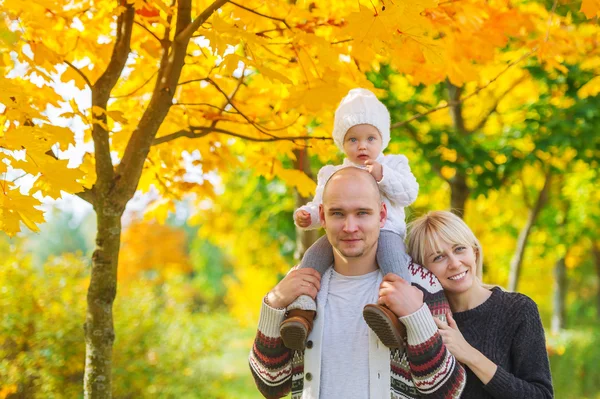 Retrato familiar en el parque de otoño . — Foto de Stock