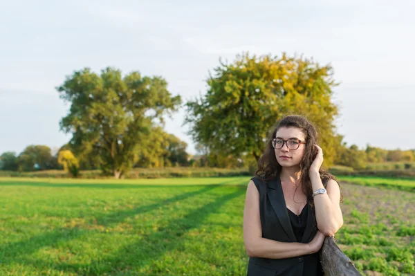 Urocza brunetka noszenie okularów na zewnątrz. — Zdjęcie stockowe