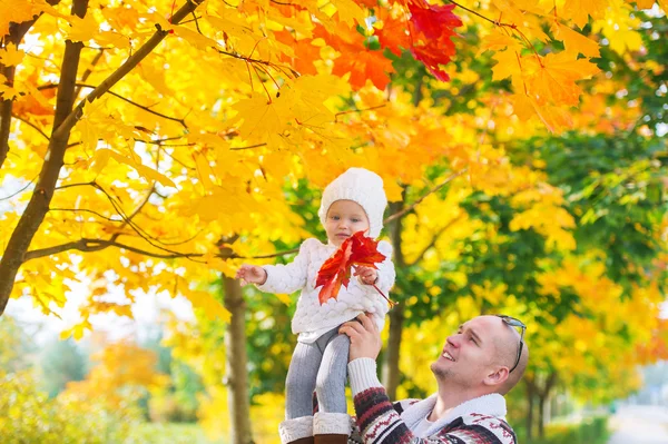 Father with a small daughter is in autumn park — Stock Photo, Image