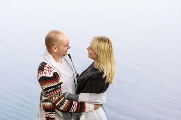 Porträt eines glücklichen Paares auf blauem Hintergrund am See. — Stockfoto