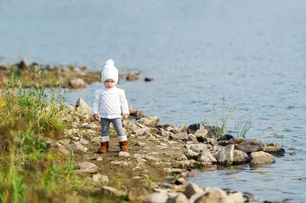 Dziewczynka jest na brzegu rzeki — Zdjęcie stockowe