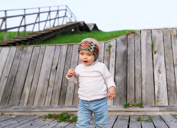 Verbaasd babymeisje met een pleister — Stockfoto