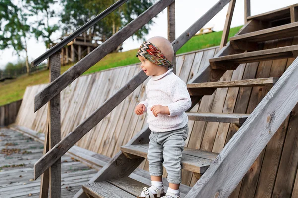 De vrolijke meisje met een pleister — Stockfoto