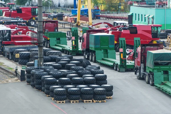 Warehouse of rubber tires for combines and tractors. — Stock Photo, Image