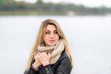 Yakın çekim portre güzel kadının açık havada.